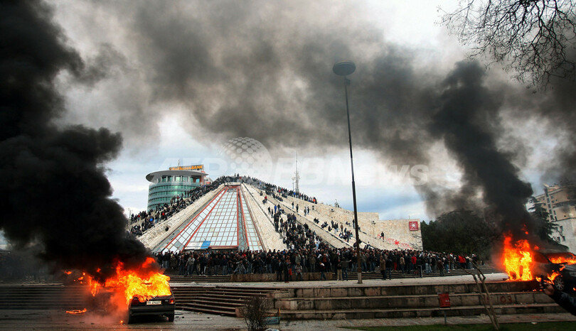 アルバニアで反政府デモ、治安部隊と衝突 3人死亡