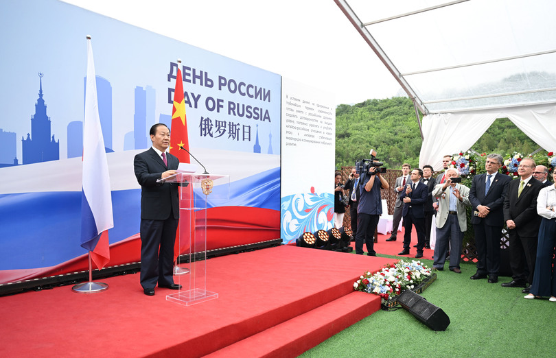 中国の彭清華全人代副委員長、ロシア大使館の祝賀レセプションに出席