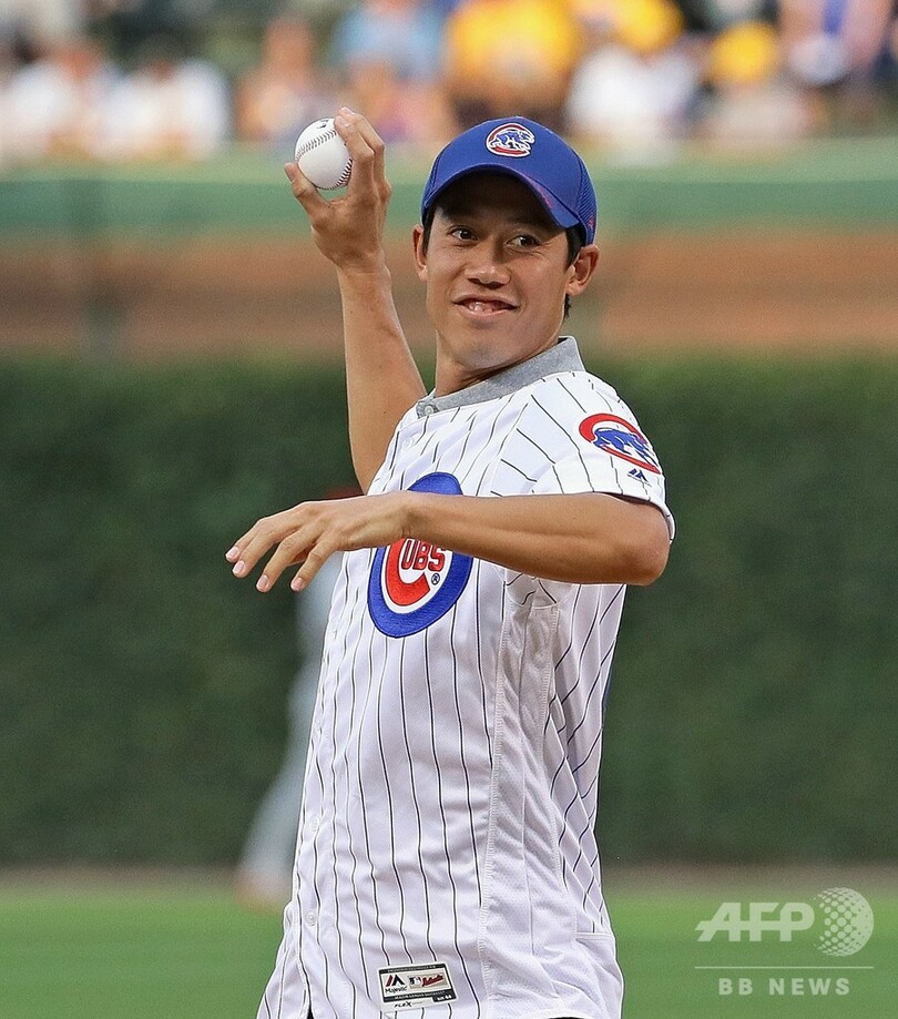 錦織圭が大リーグで始球式、カブスのユニホーム姿で登場