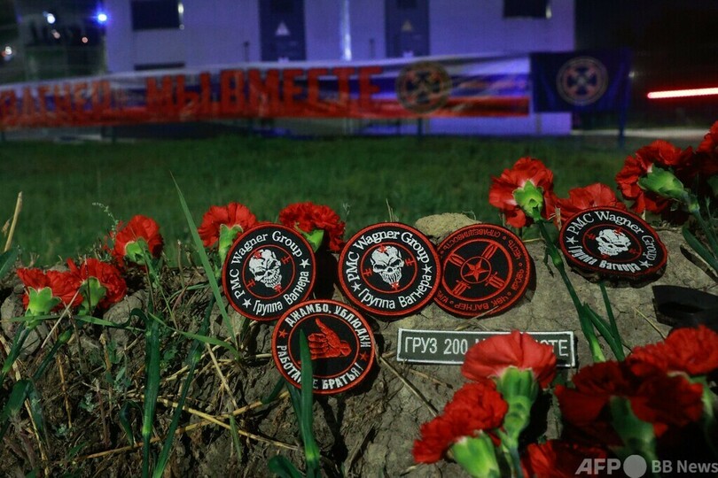 「ワグネル・センター」前に献花 プリゴジン氏追悼