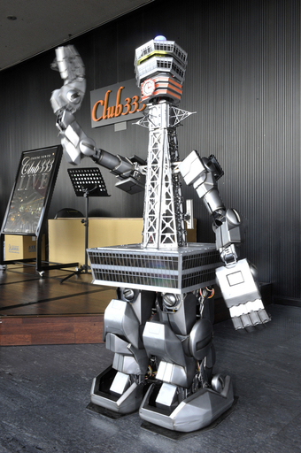 通天閣ロボ、東京タワーに参上 写真4枚 国際ニュース：AFPBB News