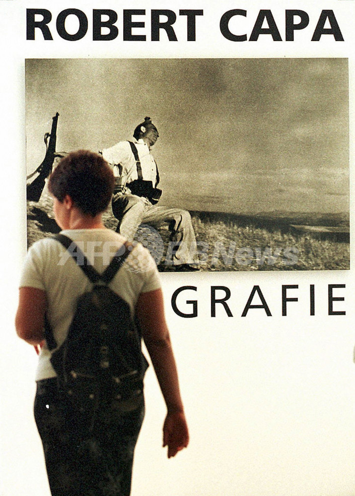 ロバート・キャパ「崩れ落ちる兵士」にやらせ疑惑、スペイン紙 写真2枚