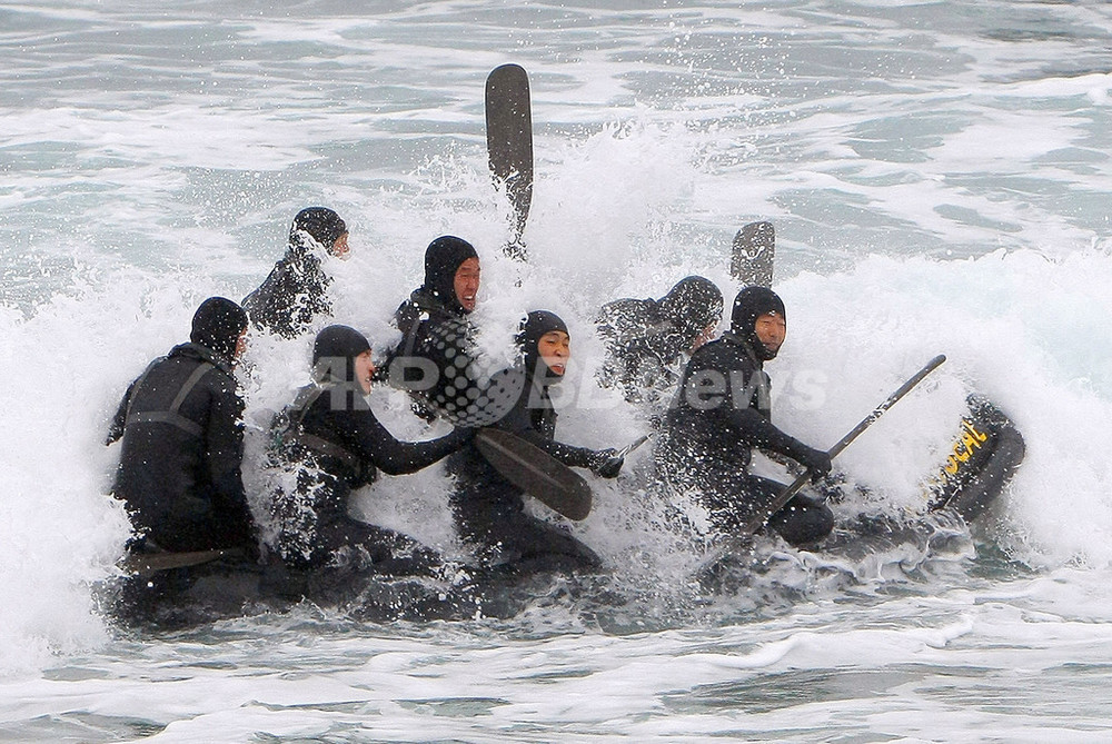韓国海軍特殊部隊、荒波のボート演習 写真4枚 国際ニュース：AFPBB News