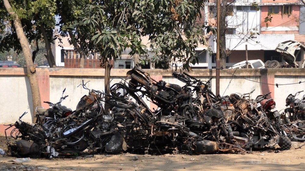 インドのカースト暴動、死者28人に 女性10人レイプ被害か 写真2枚 国際ニュース:AFPBB News