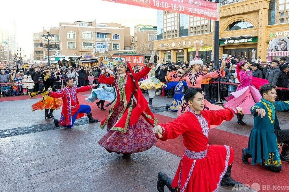中国新疆ウルムチの「大巴扎」で春節祝賀イベント 写真1枚 国際