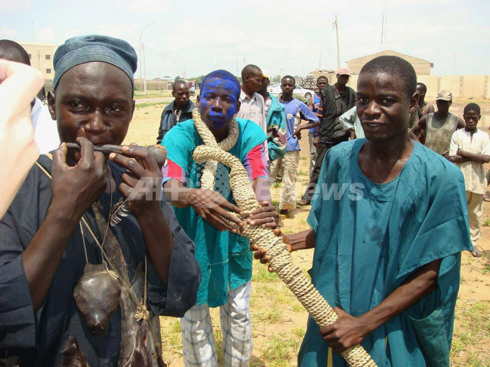 未婚男性は首に縄 ナイジェリア伝統の祭り 独身男狩り 写真2枚 国際ニュース Afpbb News