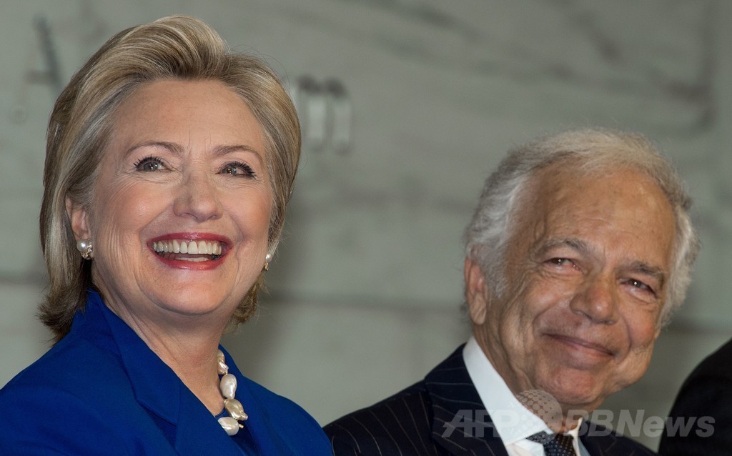 ヒラリー・クリントン、米ファッション界への貢献を称えラルフ・ローレンを表彰