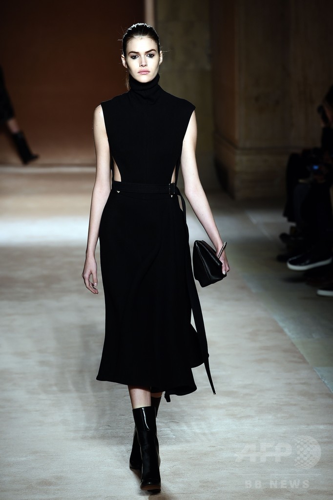 アシンメトリーな裾とドレープでフェミニンに、「ヴィクトリア ベッカム」15/16年秋冬