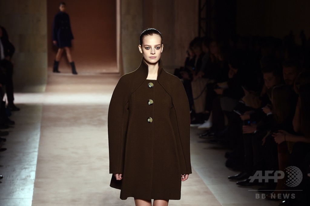 アシンメトリーな裾とドレープでフェミニンに、「ヴィクトリア ベッカム」15/16年秋冬