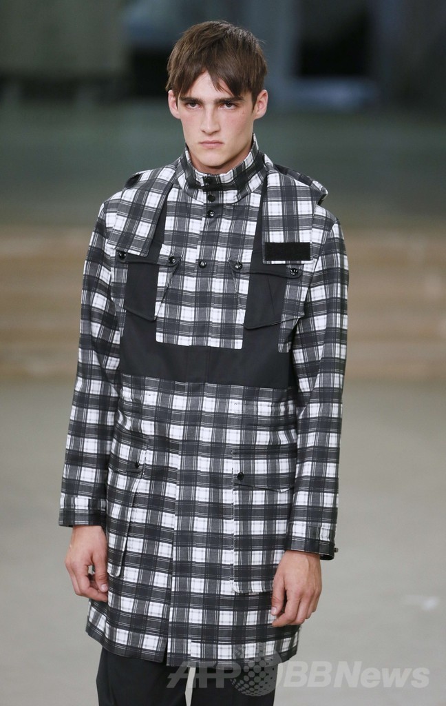 少年の面影を残す爽やかなスタイル、「カルヴェン」15年春夏メンズ