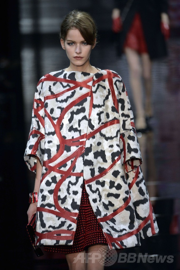 黒、白、赤で見せる多彩なスタイル、「ジョルジオ アルマーニ プリヴェ」14/15年秋冬オートクチュール