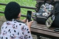 ジャイアントパンダの「リーリー」と「シンシン」の最終観覧日に東京の上野動物園を訪れた女性（2024年9月28日撮影）。(c)Richard A. Brooks / AFP