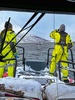 ノルウェー北部ライノヤ島で起きた雪崩で流された家を確認する救助関係者。ノルウェー海難救助協会提供（2023年3月31日撮影）。(c)Redningsselskapet Bergesen D.y. / HANDOUT / AFP