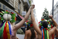 パリ（Paris）で18日、ウクライナの女性権利団体「FEMEN」がFEMENセンター（Femen Centre）のオープンに合わせ、トップレスで「反女性政治」に対する抗議を行った（2012年9月18日撮影）。(c)AFP/KENZO TRIBOUILLARD