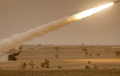 ロケット弾を発射する米軍のM142高機動ロケット砲システム（HIMARS）。モロッコ南東部で行われた軍事演習で（2021年6月9日撮影、資料写真）。(c)FADEL SENNA / AFP
