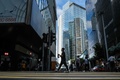香港中心部の中環（セントラル）地区を歩く人（2020年7月16日撮影）。(c)Anthony WALLACE / AFP