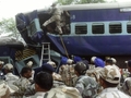 インド中部マディヤプラデシュ（Madhya Pradesh）州シブプリ（Shivpuri）の列車追突現場で行われる救出活動（2010年9月20日撮影）。(c)AFP