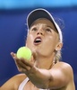 ドバイ・テニス選手権（Dubai Duty Free Tennis Championships 2013）は21日、女子シングルス準々決勝が行われ、大会第8シードのカロリーネ・ボズニアツキ（Caroline Wozniacki、デンマーク）は4-6、6-1、6-4でフランスのマリオン・バルトリ（Marion Bartoli）を下し準決勝に進出した。

サーブトスを上げるカロリーネ・ボズニアツキ（2013年2月21日撮影）。(c)AFP/MARWAN NAAMANI