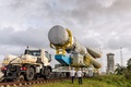 フランス領ギアナのクールーにある宇宙基地「ギアナ宇宙センター）」で、アセンブリー施設から発射台へと移されるソユーズロケット（2015年3月24日撮影）。(c)AFP/JODY AMIET