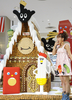 東京・松坂屋銀座店で開催された東ハト（Tohato）との共同イベント「「東ハトお菓子フェスタ２０１０」」で、東ハト製品を使って製作された2メートルの高さ2メートルの「お菓子の家」の前でイベントをPRするタレントの辻希美（Nozomi Tsuji、2010年9月1日撮影）。(c)AFP/Yoshikazu TSUNO