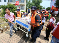 中国・江西省九江で、住民を避難させる警察（2020年7月14日撮影）。(c)STR / AFP