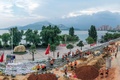 中国・江西省九江で、ハ陽湖付近に応急堤防を築く兵士ら（2020年7月13日撮影）。(c)STR / AFP