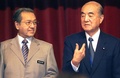マレーシアのクアラルンプールで、マハティール・モハマド首相（左）と話す中曽根康弘元首相（2003年1月13日撮影）。(c)AHMAD YUSNI / AFP