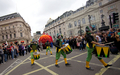 英ロンドン（London）で2日、ピカデリー広場（ピカデリーサーカス、Piccadily Circus）がカラフルな衣装でサーカスの技を披露するパフォーマーたちであふれた。

五輪イヤーを記念してロンドン市内の各地で開かれている芸術文化イベント「London 2012 Festival」の一環で、ピカデリー広場では「ピカデリーサーカス・サーカス」と題されたイベントに世界各国から250人のパフォーマーが集結。空中ブランコ、フラフープ芸、綱渡りなどを披露した（2012年9月2日撮影）。(c)AFP/ANDREW COWIE