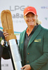 女子ゴルフ、LPGAハナバンク選手権2012（LPGA HanaBank Championship golf tournament 2012）最終日。優勝を飾り、トロフィーを手にポーズを取るスーザン・ペターセン（Suzann Pettersen、2012年10月21日撮影）。(c)AFP/JUNG YEON-JE