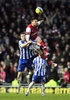 イングランド、FAカップ2012-13（FA Cup 2012-13）は27日、4回戦が各地で行われ、アーセナル（Arsenal）が3-2でブライトン・アンド・ホーヴ・アルビオンFC（Brighton &amp; Hove Albion FC）を下し、5回戦に進出した。

ブライトン・アンド・ホーヴ・アルビオンFCのアシュリー・バーンズ（Ashley Barnes、下）と空中のボールを競るアーセナルのオリヴィエ・ジルー（Olivier Giroud、2013年1月26日撮影）。(c)AFP/GLYN KIRK