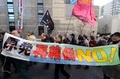 原発再稼働反対のスローガンが書かれた横断幕を掲げる都内のデモ行進参加者ら（2014年3月15日撮影）。(c)AFP/TOSHIFUMI KITAMURA