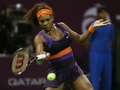 女子テニス、カタール・トータル・オープン（Qatar Total Open 2013）は15日、カタールのドーハ（Doha）でシングルス準々決勝が行われ、大会第2シードのセレーナ・ウィリアムス（Serena Williams、米国）は3-6、6-3、7-5で第7シードのペトラ・クヴィトバ（Petra Kvitova、チェコ）を下し、準決勝進出を果たした。

リターンを狙うセレーナ・ウィリアムス（2013年2月15日撮影）。(c)AFP/AL-WATAN DOHA/KARIM JAAFAR