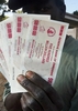 2008年5月に発行された、5億ジンバブエ・ドル札（2008年5月16日撮影）。(c)AFP/Desmond Kwande