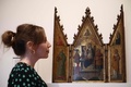 英ロンドンのコートールド美術館の「Art and Artifice: Fakes from the Collection（アートと策略：コレクションの贋作）」展でイシリオ・フェデリコ・ジョニの贋作を見る同館の職員（2023年6月16日撮影）。(c)HENRY NICHOLLS / AFP