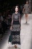 フランス・パリ市内で発表された「ヴァレンティノ（VALENTINO）」14年春夏コレクション（2013年10月1日撮影）。(c)AFP/PATRICK KOVARIK