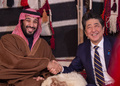 サウジアラビア北西部ウラでムハンマド・ビン・サルマン皇太子と会談した安倍晋三首相（2020年1月12日撮影）。(c)AFP PHOTO / SAUDI ROYAL PALACE / BANDAR AL-JALOUD