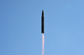 朝鮮中央通信（KCNA）が配信した、北朝鮮による大陸間弾道ミサイル（ICBM）発射実験の写真（2017年7月4日配信）。(c)AFP/KCNA VIA KNS