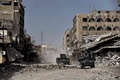 イラク政府軍がモスル市内に進攻しイスラム過激派組織「イスラム国（IS）」と戦闘を繰り広げる中、市西部で哨戒に当たる政府部隊の車両（2017年3月8日撮影）。(c)AFP/ARIS MESSINIS