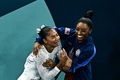 パリ五輪、体操女子種目別ゆか決勝。銀メダルを獲得した米国のシモーネ・バイルス選手（右）と銅メダルを獲得したジョーダン・チャイルズ選手（2024年8月5日撮影）。(c)Lionel BONAVENTURE / AFP