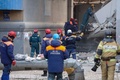 ロシア・マグニトゴルスクで、ガス爆発により崩壊した住居ビルで救助活動に当たる救助隊員ら（2019年1月2日撮影）。(c)AFP