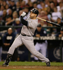 09MLB、シアトル・マリナーズ（%%Seattle Mariners%%）対ニューヨーク・ヤンキース（%%New York Yankees%%）。試合はマリナーズが3-2でサヨナラ勝ちを収めた。写真は6回に犠飛を放つヤンキースのマーク・テシェーラ（%%Mark Teixeira%%）。（2009年9月18日撮影）(c)AFP/Getty Images/Otto Greule Jr