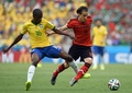 サッカーW杯ブラジル大会（2014 World Cup）グループA、ブラジル対メキシコ。ブラジルのラミレス（Ramires Santos do Nascimento、左）とボールを競るメキシコのアンドレス・グアルダード（Andres Guardado、2014年6月17日撮影）。(c)AFP/VANDERLEI ALMEIDA
