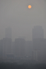 中国・北京（Beijing）で、スモッグで霞む中央商務区（Central Business District、CBD）の背後に登る朝日（2008年6月4日撮影）。(c)AFP/Frederic J. BROWN