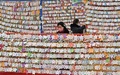 韓国ソウル中心部の曹渓寺（チョゲサ）で、新年の願い事を書いたカードを掛ける人々（2022年12月31日撮影）。(c)Jung Yeon-je / AFP
