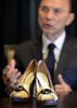 福島の伝統的な素材を使って制作した靴を公開したデザイナーのジミー・チュウ（Jimmy Choo、2014年4月18日撮影）。(c)AFP/TOSHIFUMI KITAMURA