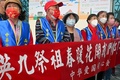 台湾桃園国際空港の外で、馬英九前総統の訪中を支持する行動に参加する親中派（2023年3月27日撮影）。(c)Sam Yeh / AFP