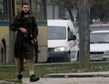 ボスニア・ヘルツェゴビナの首都サラエボ（Sarajevo）で、米国大使館を銃撃しカラシニコフ（Kalashnikov）銃を手にしたまま交差点に立つ容疑者（2011年10月28日撮影）。(c)AFP/ ELVIS BARUKCIC