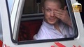 アフガニスタンの旧支配勢力タリバン（Taliban）が公開した、米軍兵士、ボウ・バーグダール（Bowe Bergdahl）軍曹の身柄を米軍に引き渡す映像より（撮影日不明、2014年6月4日提供）。(c)AFP/Al-Emara