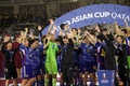 サッカーU-23アジアカップ決勝、日本対ウズベキスタン。トロフィーを掲げる大岩剛監督（中央、2024年5月3日撮影）。(c)KARIM JAAFAR / AFP