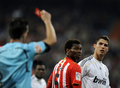 09-10スペイン1部リーグ第13節、レアル・マドリード（%%Real Madrid%%）対アルメリア（%%UD Almeria%%）。試合はレアル・マドリードが4-2で勝利した。写真は試合終了間際に退場処分を受けるレアル・マドリードのクリスティアーノ・ロナウド（%%Cristiano Ronaldo%%、右）。（2009年12月5日撮影）(c)AFP/JAVIER SORIANO